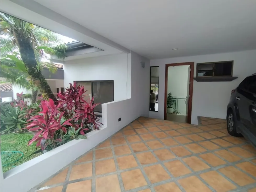 Se alquila esta hermosa casa que se encuentra en el condominio Lomas del Cielo en Guachipelín Norte y ofrece un diseño en varios niveles, con terrazas con espectaculares vistas, que ... — photo 5