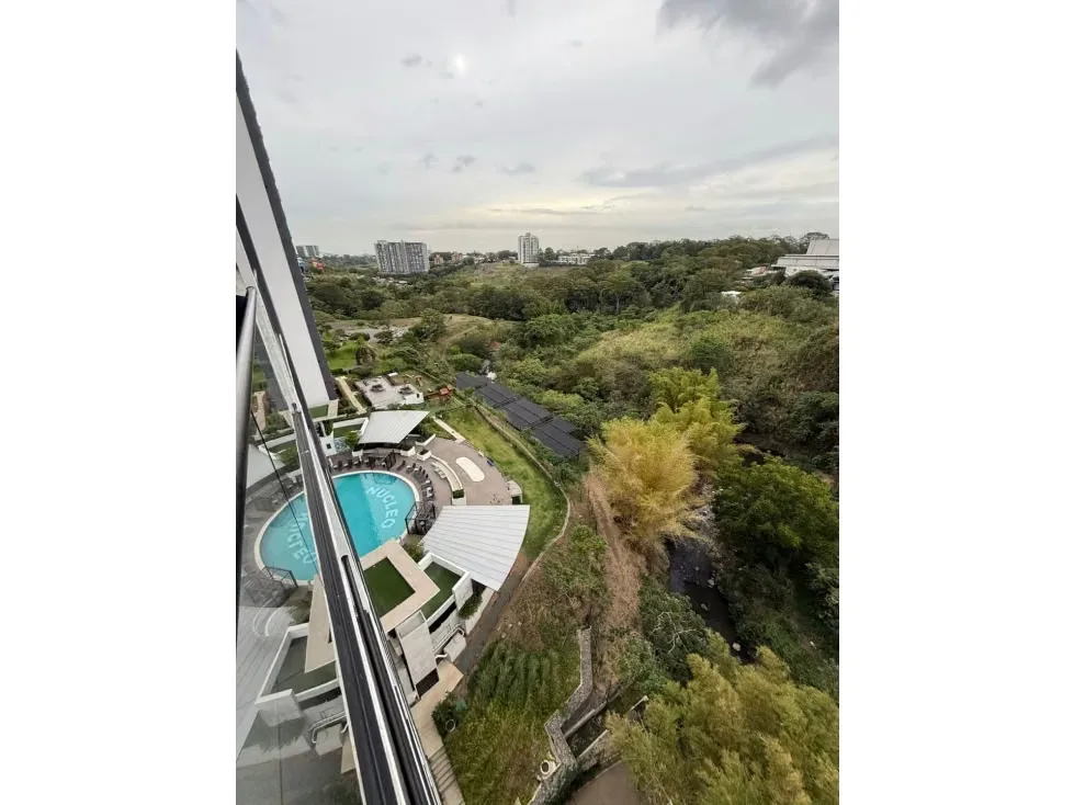 Vive rodeado de naturaleza en este hermoso apartamento amueblado en Núcleo Sabana. Cuenta con una espectacular vista verde hacia el río, ideal para disfrutar de tranquilidad y ...