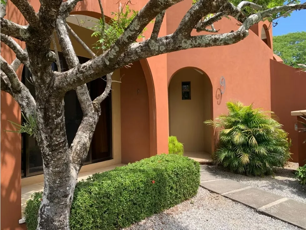 Hermosa casa en venta en Villas Las Ventanas, Guanacaste, ubicada a tan solo 150 metros de la playa, en una de las zonas más exclusivas y tranquilas de Playa Junquillal. Esta propiedad ...