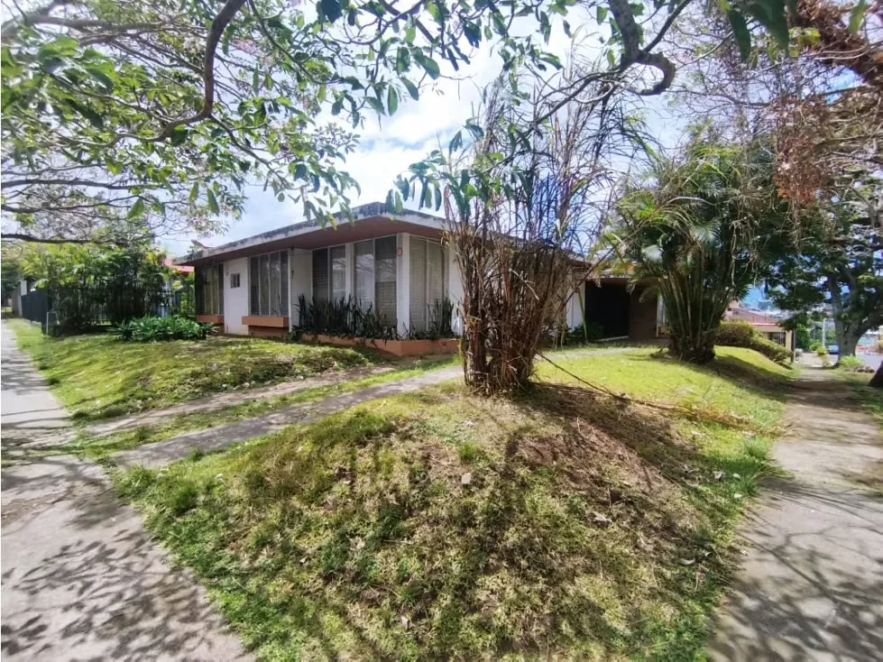 Icónica Propiedad en Barrio La Guaria, con casa para remodelar o para proyecto de inversión. El precio corresponde principalmente a valor terreno: