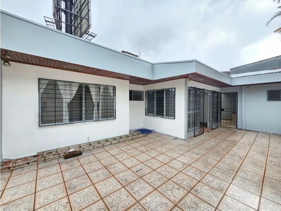 Se alquila casa de USO COMERCIAL una sola planta, con excelente ubicacion sobre via principal de alto transito en Curridabat, ideal para Oficinas, Centro de distribucion de ...