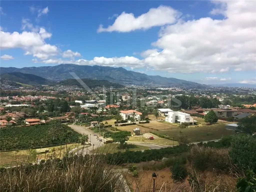 El Condominio La Ceiba, situado en Colinas de Montealegre, Sánchez de Curridabat, presenta un terreno residencial de 950 m² ideal para el desarrollo de una vivienda personalizada. La ...