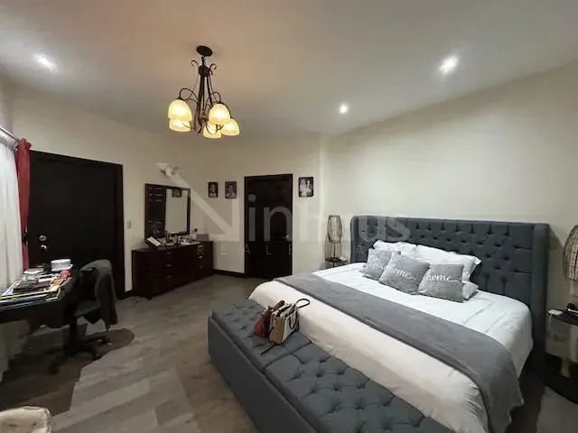 Residencia de una planta ubicada en un residencial de alto perfil, conceptualizada y remodelada integralmente en el 2020. Su diseño interior integra una antesala que conduce a un área ... — photo 2