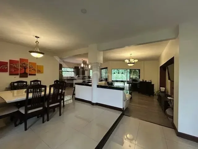 Residencia de una planta ubicada en un residencial de alto perfil, conceptualizada y remodelada integralmente en el 2020. Su diseño interior integra una antesala que conduce a un área ... — photo 4