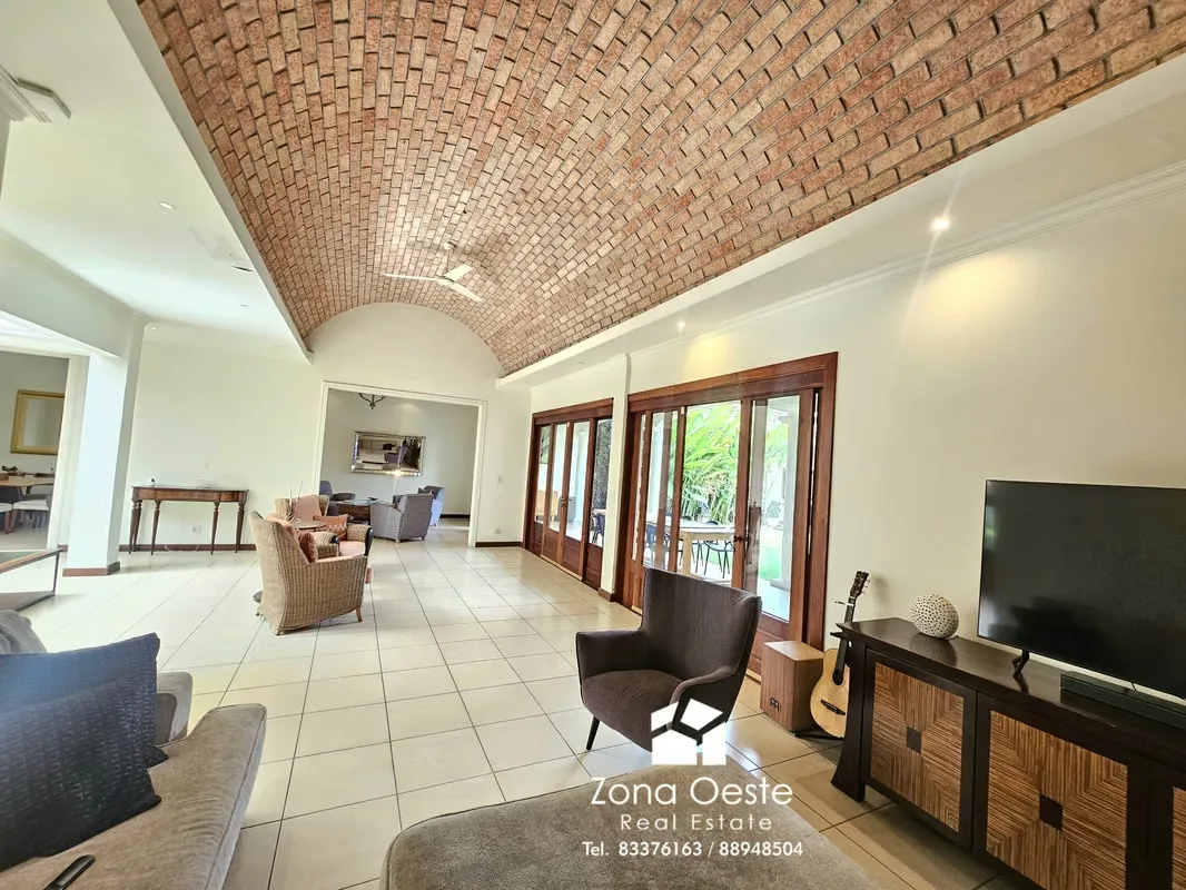 Spacious house for sale, unique design, detached, 1 floor, in Trejos Montealegre