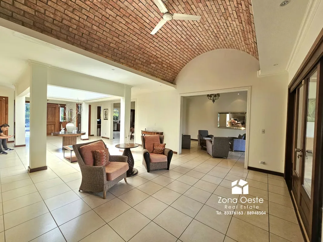 Spacious house for sale, unique design, detached, 1 floor, in Trejos Montealegre — photo 3