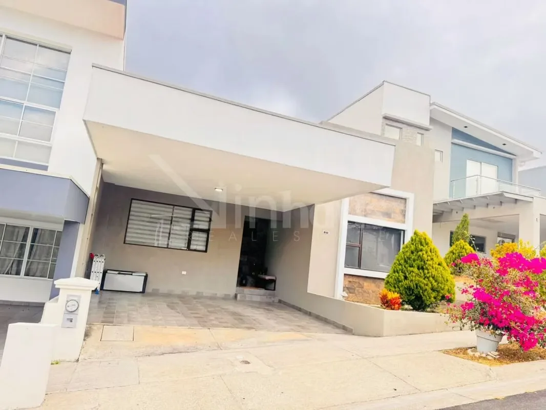 Techos altos definen el diseño de esta residencia de una planta, situada en un condominio con seguridad las 24 horas y vistas panorámicas. La propiedad se mantiene en condiciones ...