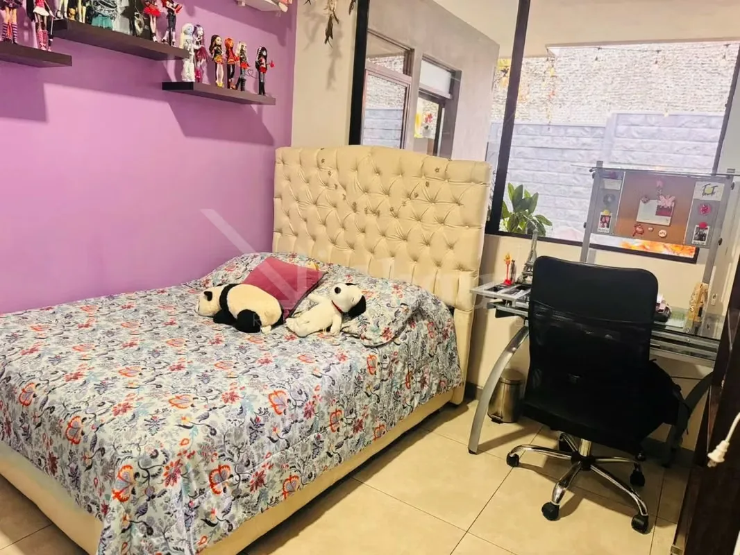 Techos altos definen el diseño de esta residencia de una planta, situada en un condominio con seguridad las 24 horas y vistas panorámicas. La propiedad se mantiene en condiciones ... — photo 2