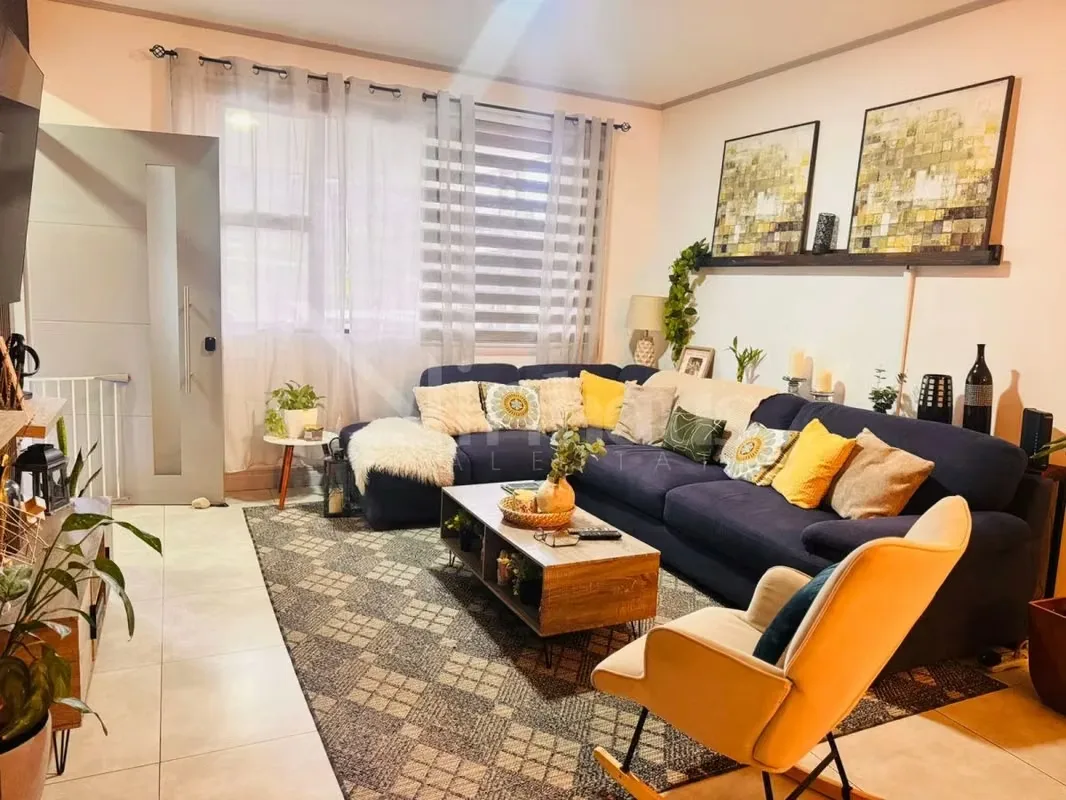 Techos altos definen el diseño de esta residencia de una planta, situada en un condominio con seguridad las 24 horas y vistas panorámicas. La propiedad se mantiene en condiciones ... — photo 3