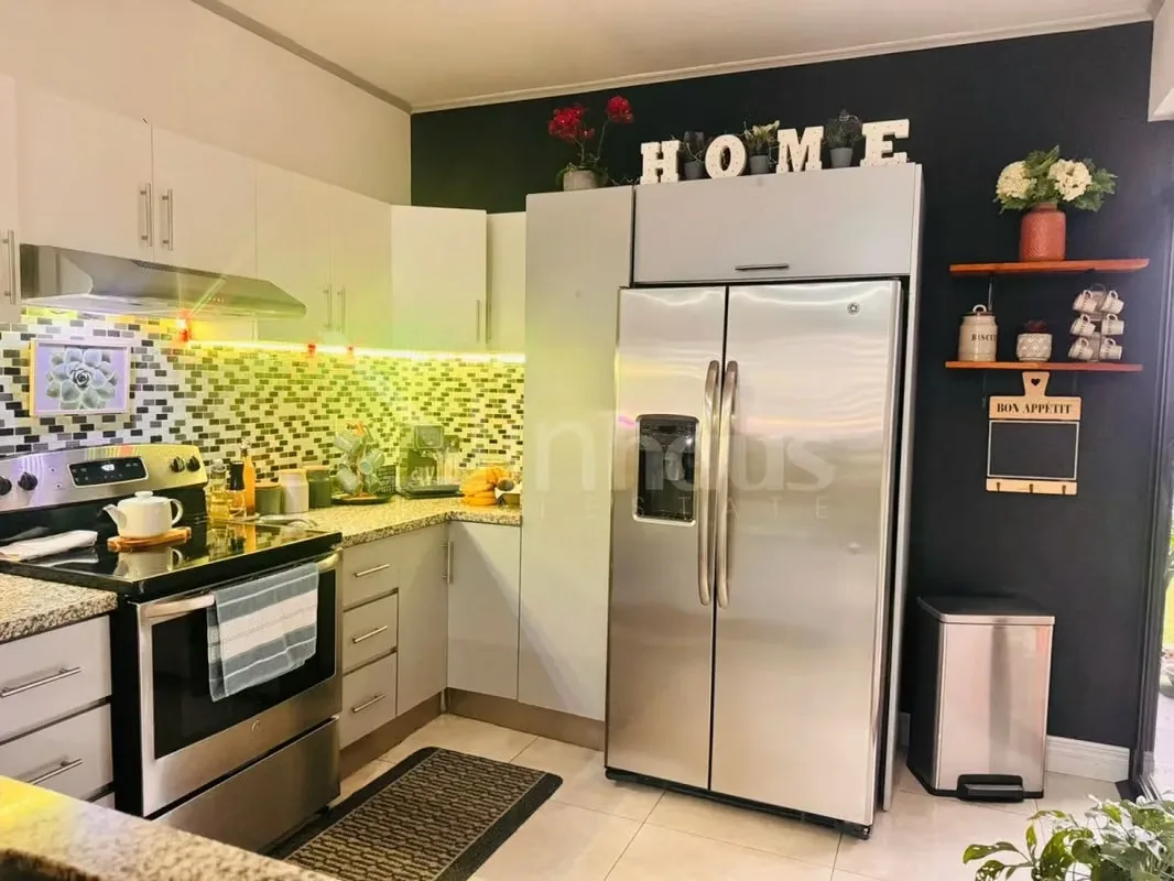Techos altos definen el diseño de esta residencia de una planta, situada en un condominio con seguridad las 24 horas y vistas panorámicas. La propiedad se mantiene en condiciones ... — photo 4