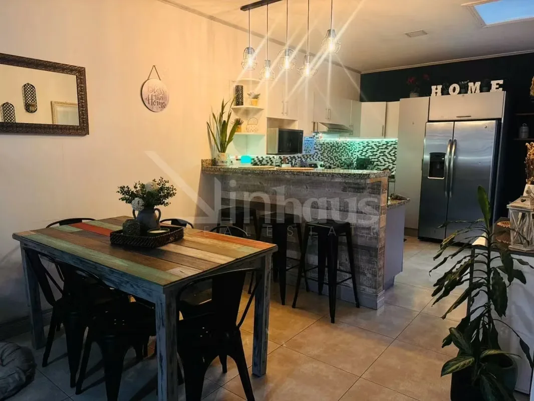 Techos altos definen el diseño de esta residencia de una planta, situada en un condominio con seguridad las 24 horas y vistas panorámicas. La propiedad se mantiene en condiciones ... — photo 5