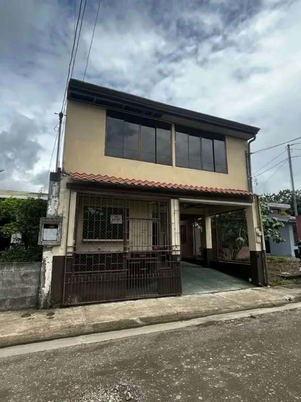 Casa en Venta de Dos Niveles en Aguas Zarcas, San Carlos