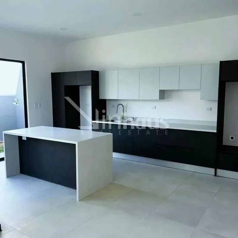 Casa en Venta| Comodidad, estilo y amplitud en un solo lugar Descubrí esta hermosa casa esquinera diseñada para brindar confort, funcionalidad y elegancia en cada espacio. Ideal para ... — photo 3