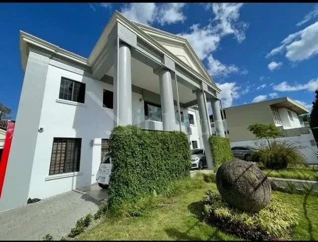 El edificio, originalmente diseñado como una casa de habitación, fue adaptado funcionalmente para el uso de oficinas y operaciones comerciales. Su infraestructura se mantiene en ...