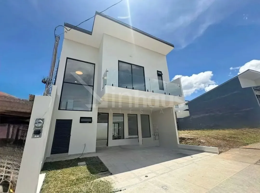 El confort, la elegancia y la calidad de vida convergen en esta residencia situada en un condominio moderno y seguro en San Juan de la Unión, Cartago. El proyecto integra una amplia ...