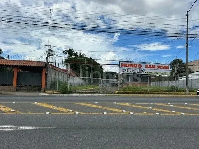 Lote comercial con una extensión de 2561 metros cuadrados, situado estratégicamente sobre una de las vías principales de Curridabat, San José. El terreno posee una topografía ...