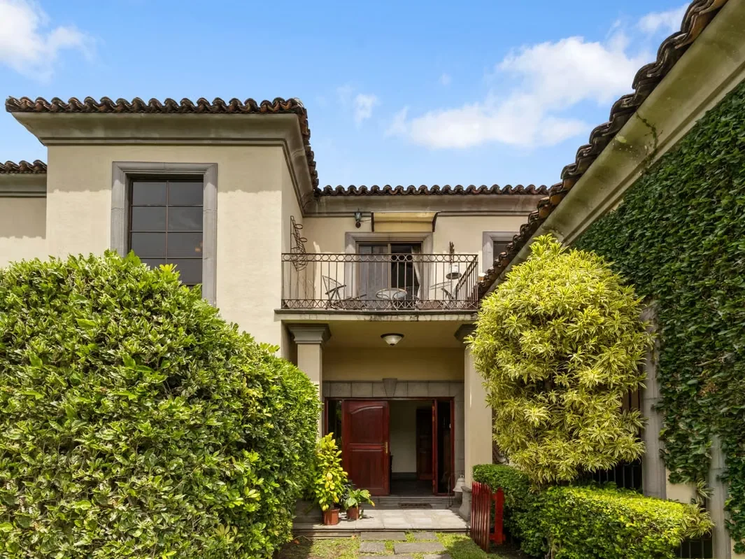 Located in one of the most desirable areas west of San José, this beautiful property is 500 meters west and 25 meters south of the Novillo Alegre restaurant, in an exclusive private ...