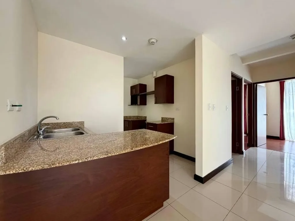 Ubicado en San Francisco de Heredia, 3 habitaciones, sala, comedor cocina, muebles en granito, 2 parqueos, seguridad, 24 horas, finos acabados, cuarto de lavanderia, se permite ...