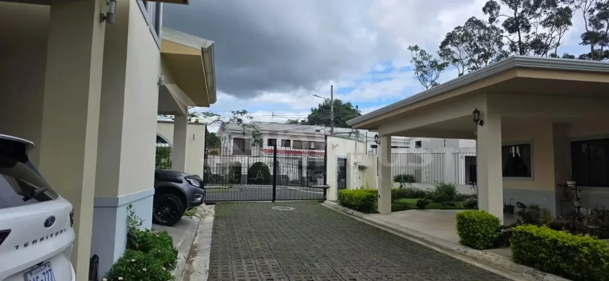 CASA EN VENTA | RESIDENCIAL ALTAMONTE Elegancia, comodidad y excelente ubicación en un entorno residencial exclusivo. Descubra esta hermosa residencia de dos niveles ubicada en el ...