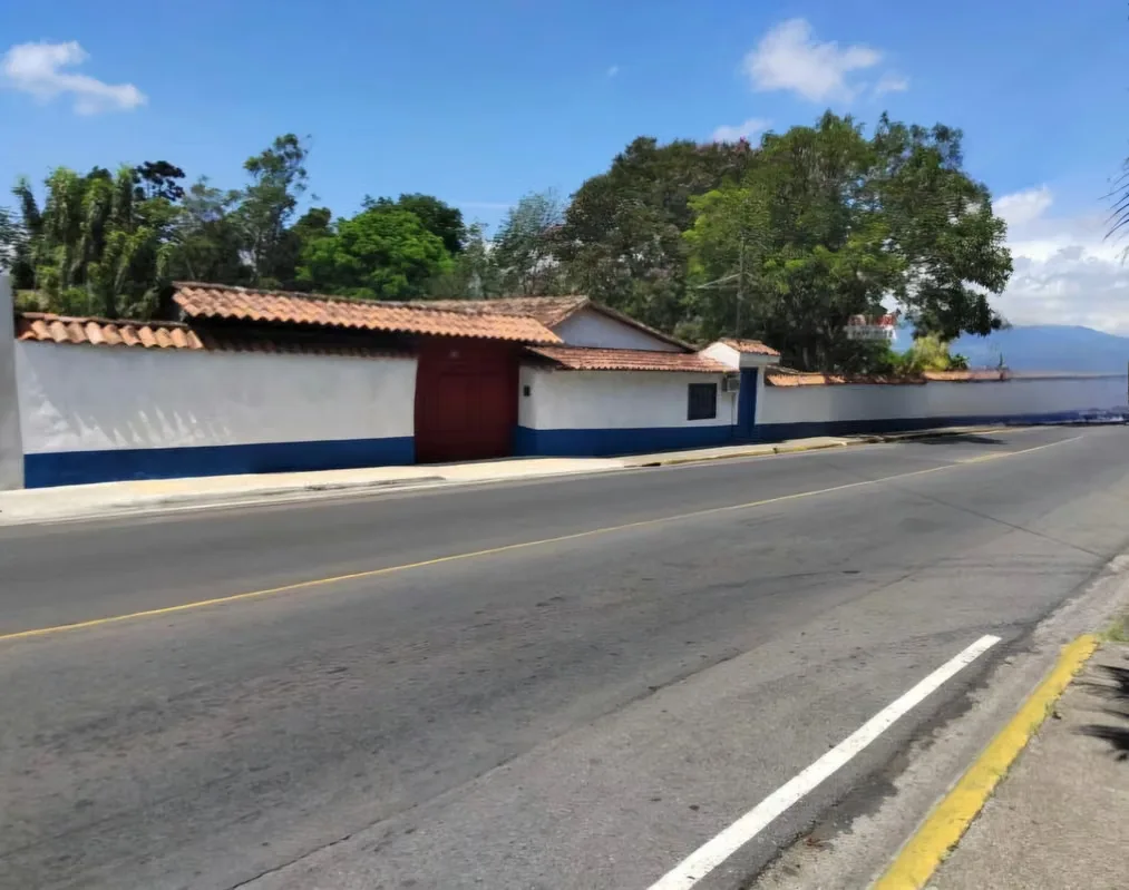 MA Asesorías vende interesante propiedad con Uso de Suelo Comercial ubicada sobre carretera principal de Santa Rosa de Santo Domingo de Heredia.