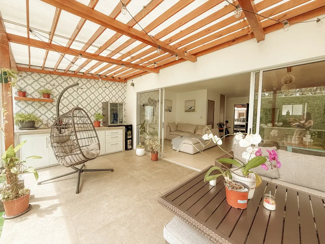 Casa de tres habitaciones, sala, comedor y cocina integrada. Cuenta con una terraza con jardín ...