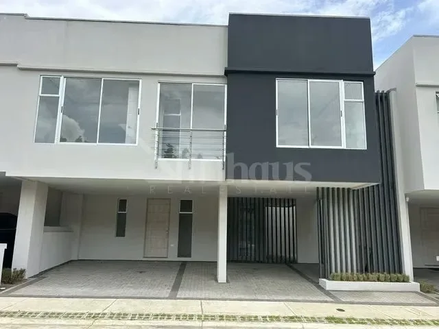 Oportunidad para estrenar casa en Curridabat, San José, una residencia excepcional ubicada en un exclusivo condominio de lujo en el deseado distrito de Sánchez. Esta propiedad ha sido ...