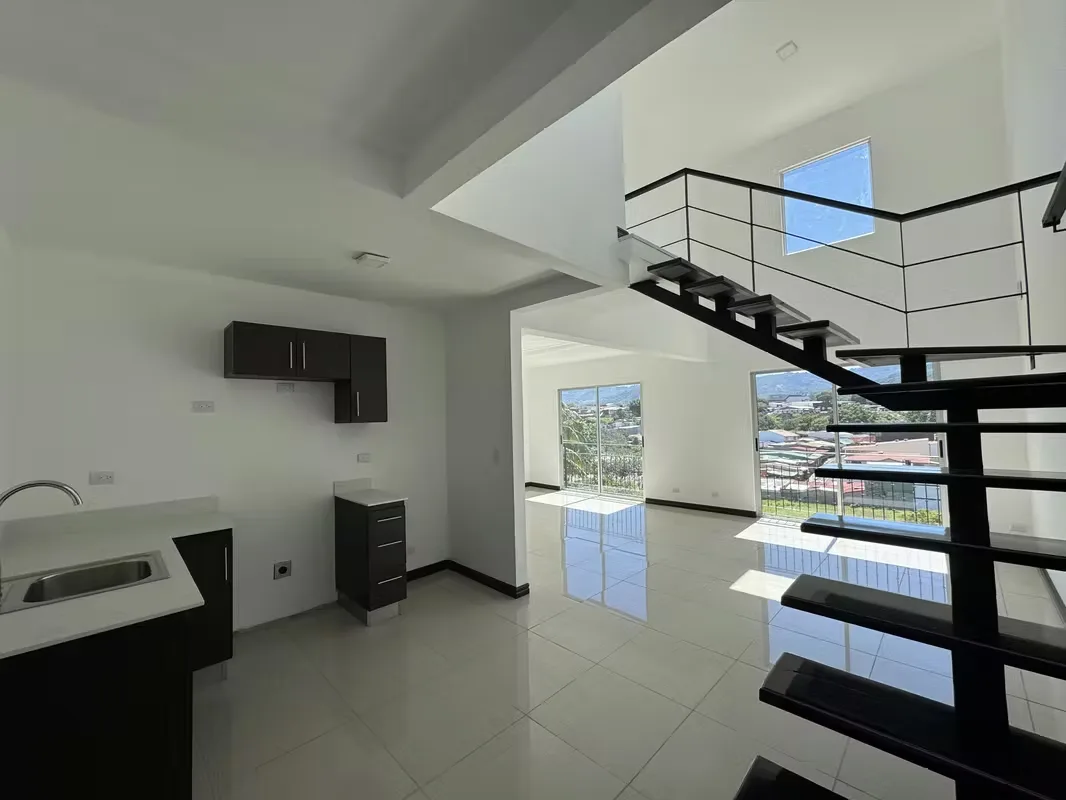 ¿Buscás amplitud, seguridad y una terraza privada espectacular? Este apartamento en el cuarto nivel lo tiene todo. ¡Listo para mudarte ...