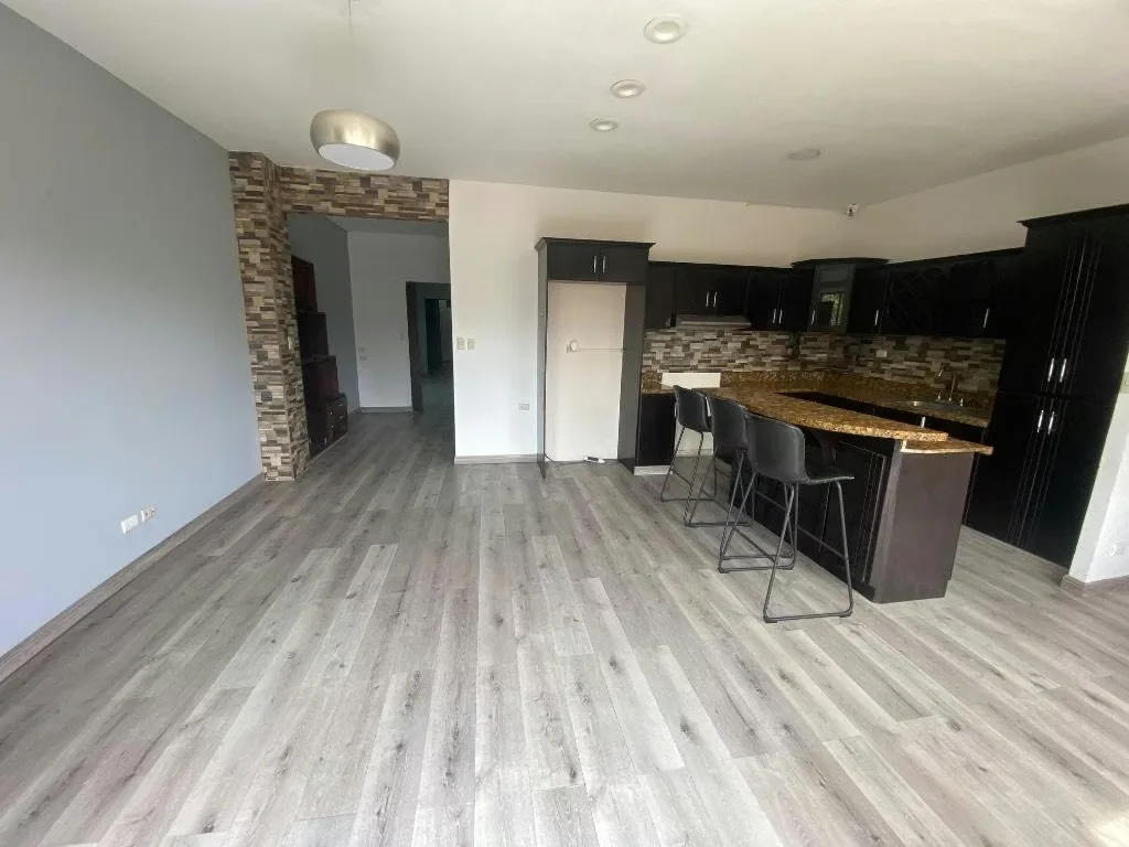 Alquiler de amplio y cómodo apartamento en Condominio ubicado en Rohrmoser muy cerca de Plaza Mayor.