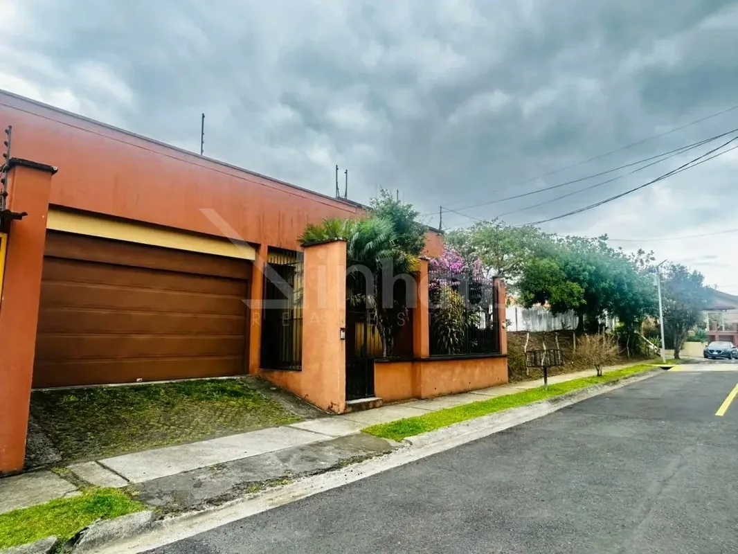 Esta residencia de una sola planta integra diseño y funcionalidad en cada uno de sus 275 metros cuadrados de construcción, asentados sobre un terreno de 395 metros cuadrados en ...