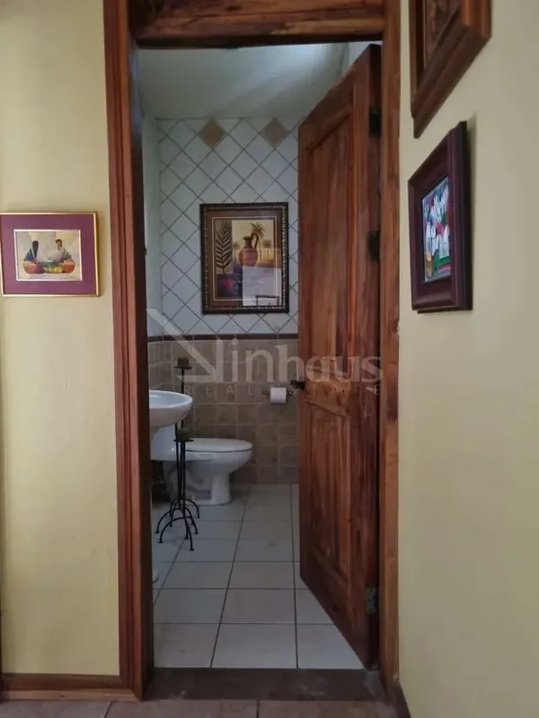 Esta residencia de una sola planta integra diseño y funcionalidad en cada uno de sus 275 metros cuadrados de construcción, asentados sobre un terreno de 395 metros cuadrados en ... — photo 2