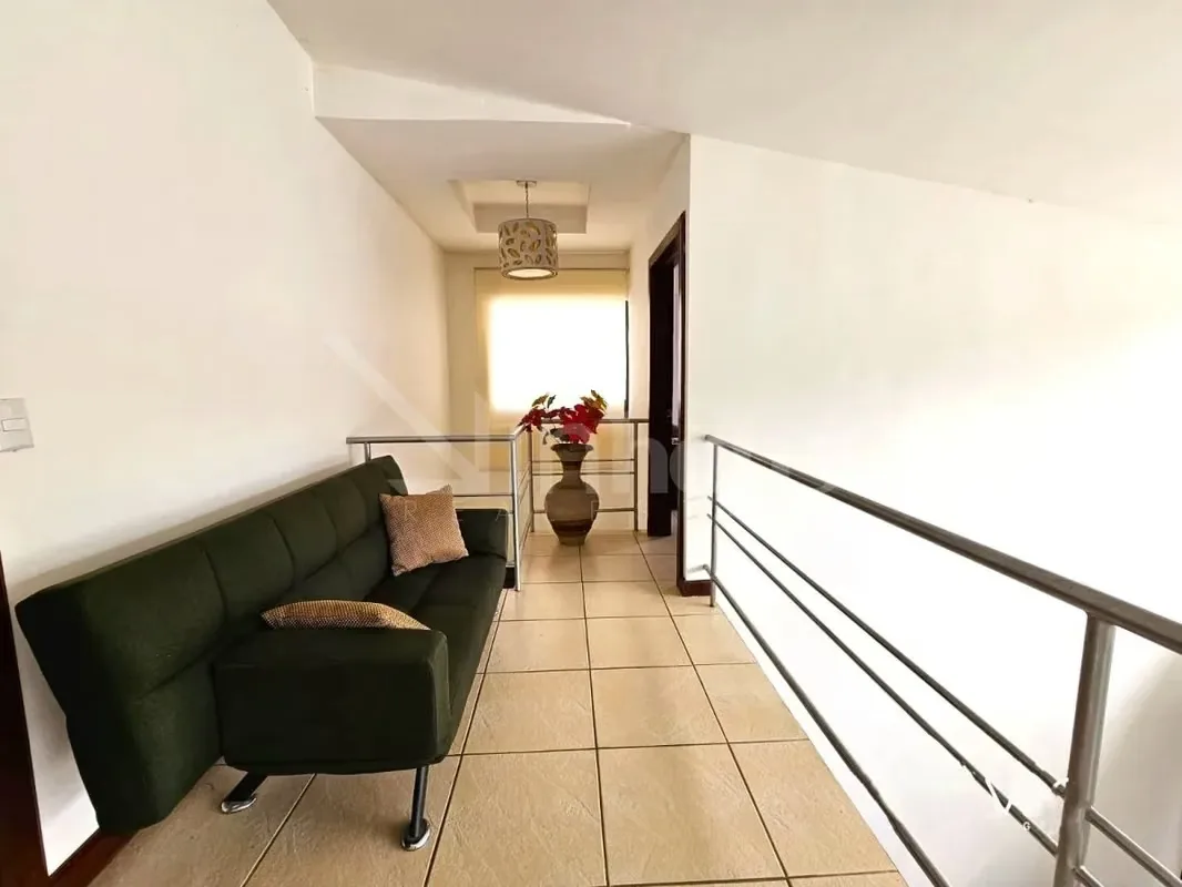 La planta superior alberga dos habitaciones, cada una equipada con walk-in closet y baño privado con jacuzzi. En la planta baja, la distribución incluye una habitación con baño ... — photo 2