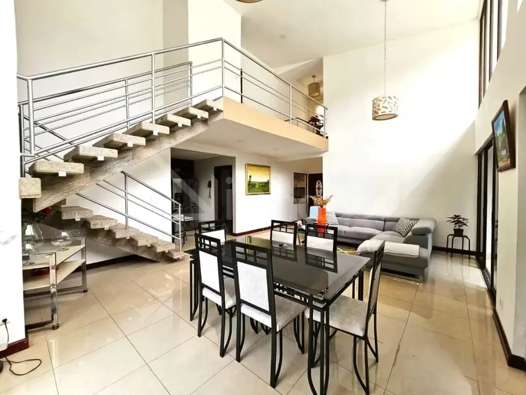 La planta superior alberga dos habitaciones, cada una equipada con walk-in closet y baño privado con jacuzzi. En la planta baja, la distribución incluye una habitación con baño ... — photo 3
