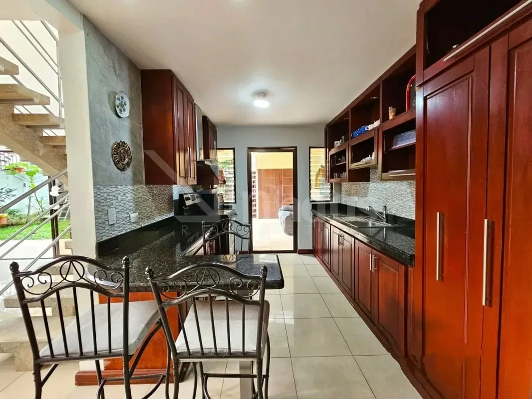 La planta superior alberga dos habitaciones, cada una equipada con walk-in closet y baño privado con jacuzzi. En la planta baja, la distribución incluye una habitación con baño ... — photo 4