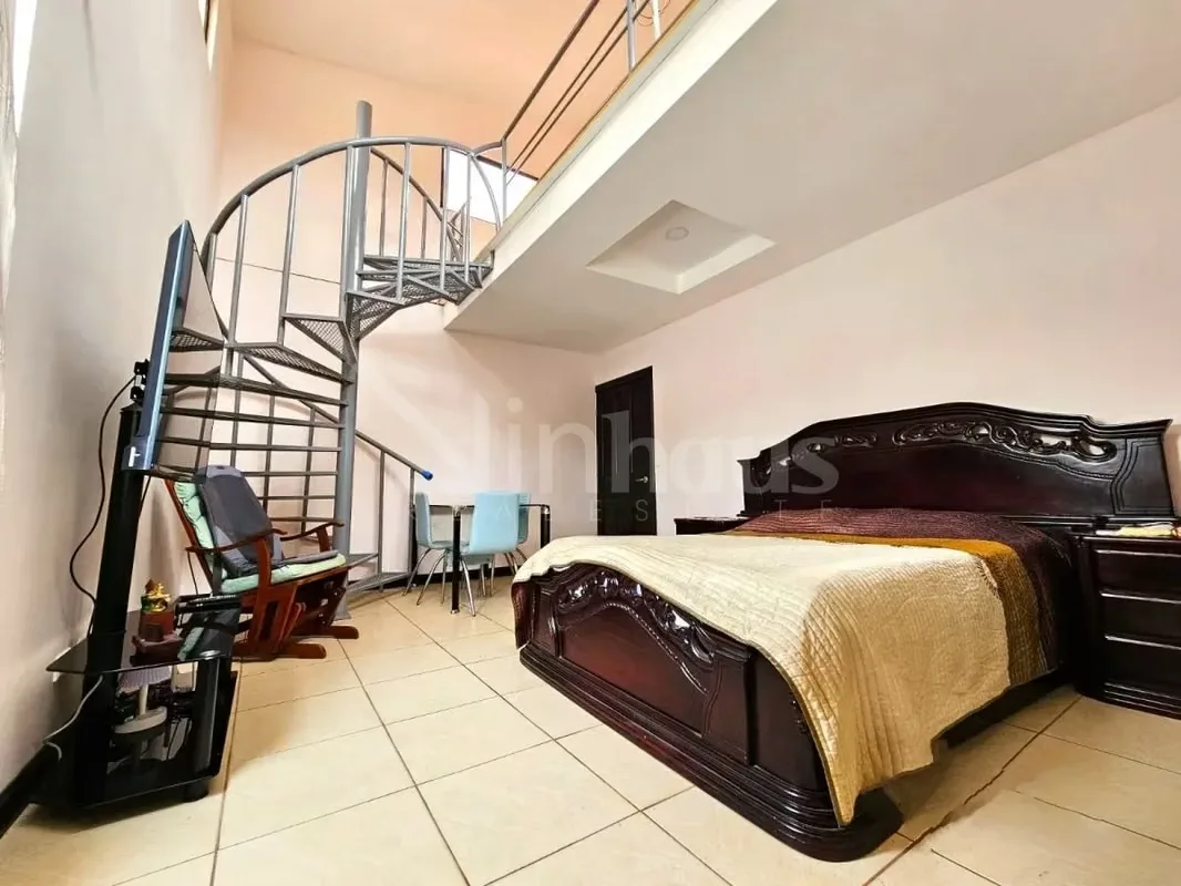 La planta superior alberga dos habitaciones, cada una equipada con walk-in closet y baño privado con jacuzzi. En la planta baja, la distribución incluye una habitación con baño ... — photo 5