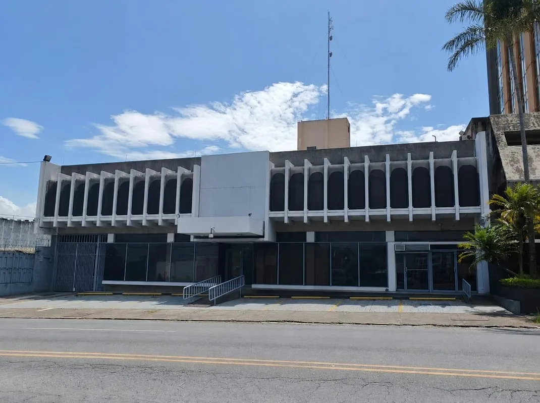 Edificio Comercial en Venta en Barrio Tournón, Goicoechea
