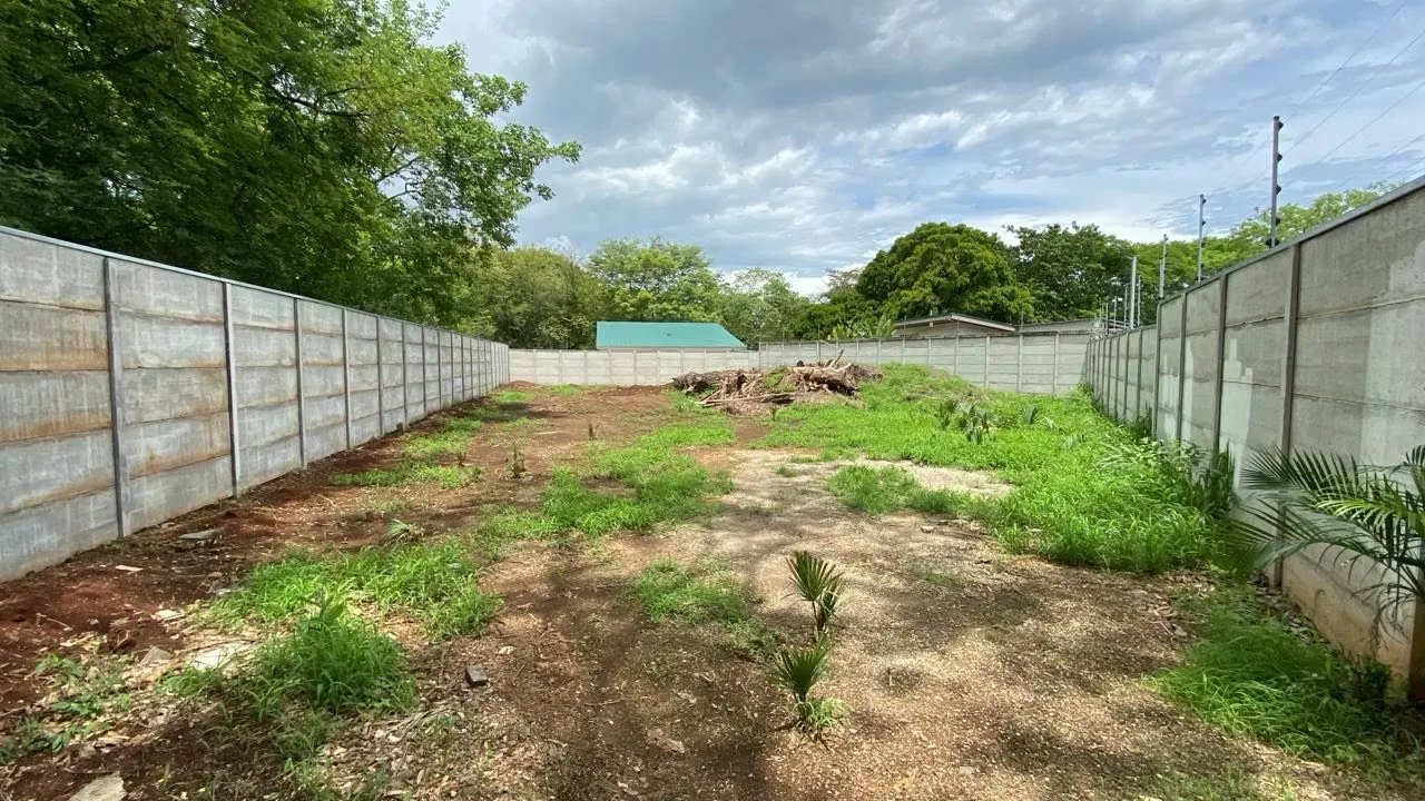 Discover a unique investment opportunity in the heart of Huacas, one of Guanacaste’s fastest-growing and most promising towns. This exclusive 1,121 m² residential lot combines a ...