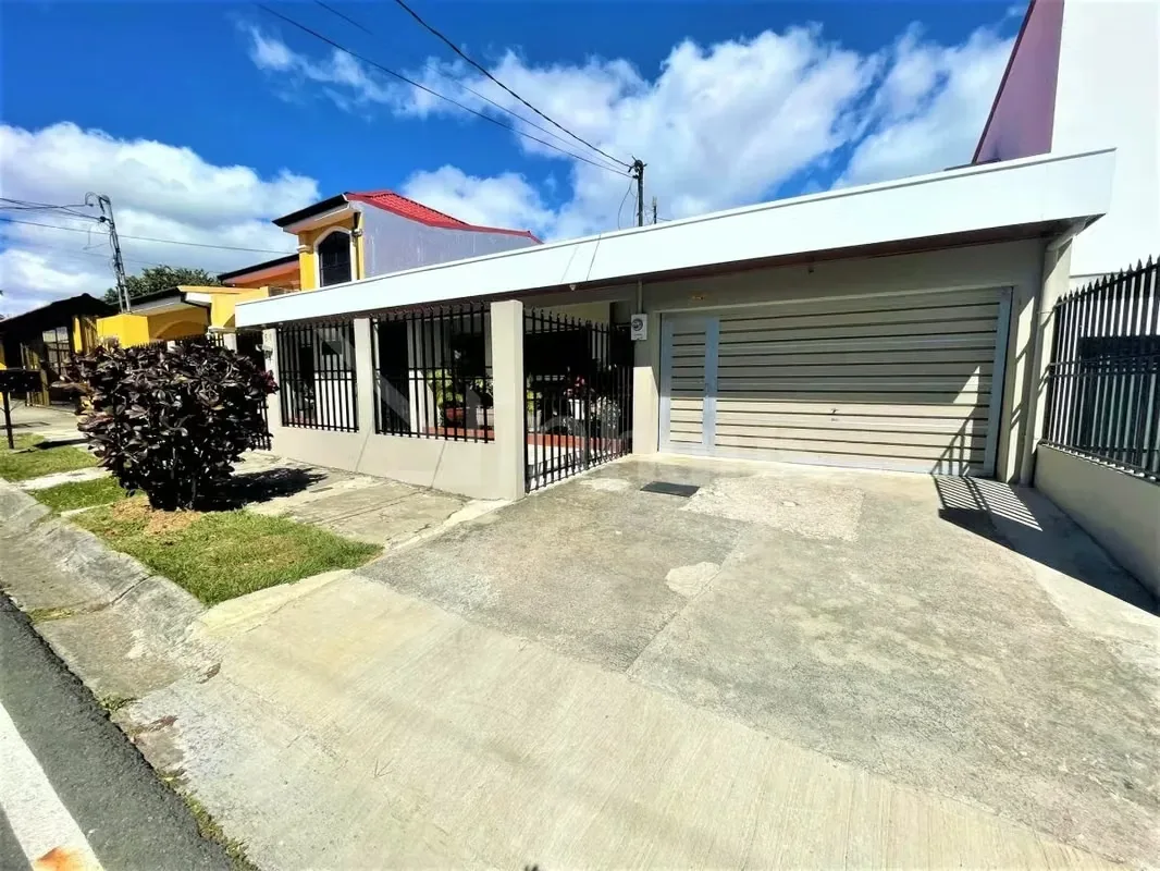 Residencia independiente de una planta situada en el residencial Lomas de Ayarco Sur, Curridabat, con una construcción de 360 metros cuadrados sobre un lote de 375 metros cuadrados. La ...