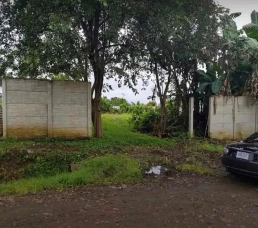 el lote está totalmente cercado con material prefabricado y esta entubado 6 metros en el frente para acceso de vehículos! Está plano y prácticamente solo sería de ponerle portón y ...