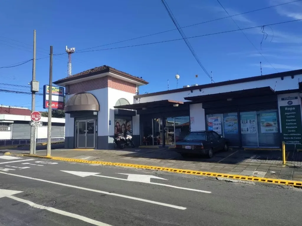 Lindo local comercial en Heredia centro cerca de la UNA, mide 180 m2 y cuenta con 4 parqueos.