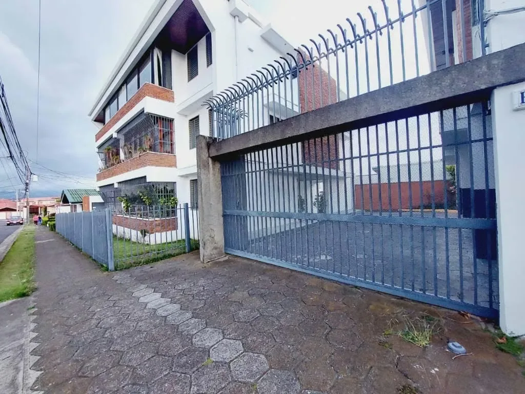 Si buscas un apartamento con excelente ubicación, espacios cómodos y un beneficio adicional que te ayude a ahorrar cada mes, esta propiedad es para ti.