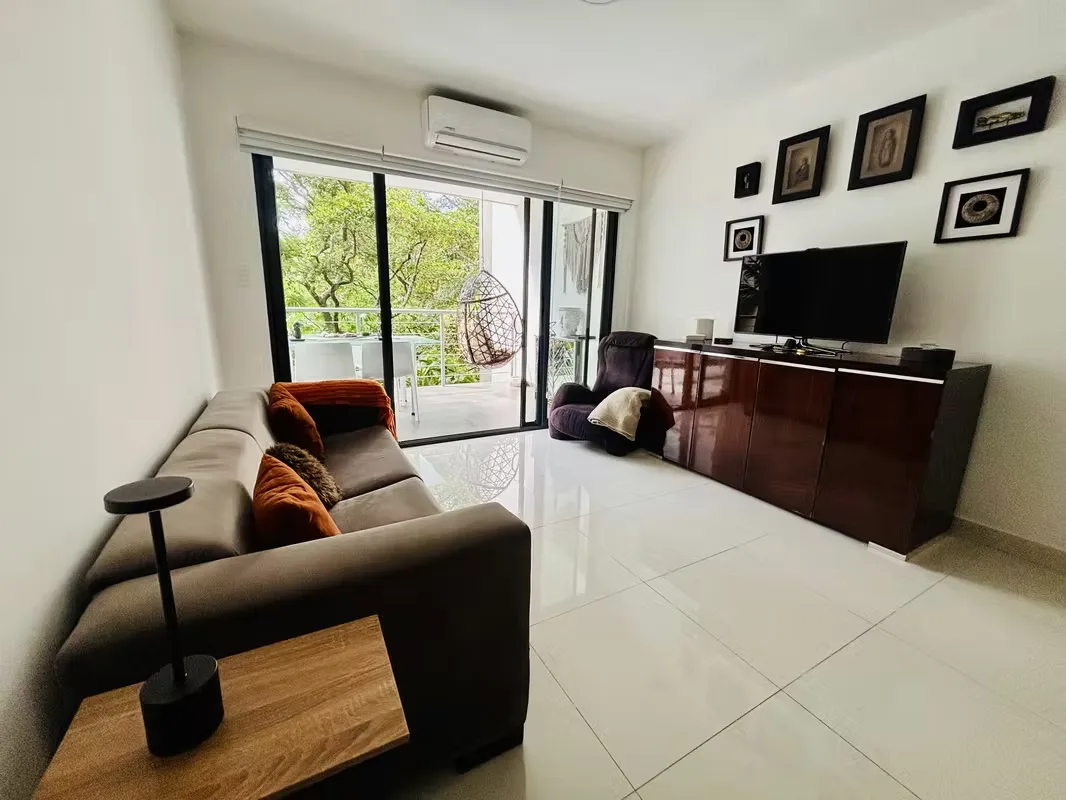 Este acogedor apartamento, de estilo moderno, se encuentra totalmente amueblado y equipado para su comodidad.