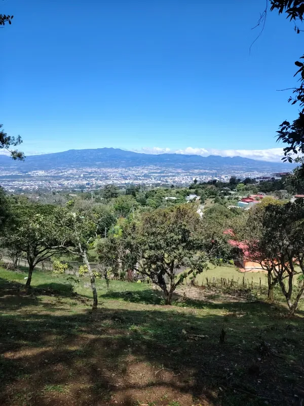 este lote es la mejor opción para construir una casa de ensueño, con las mejores vistas hacia el valle central, este precio es por metro.