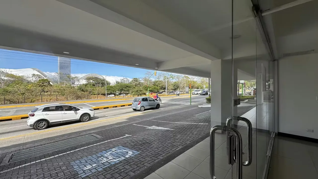 Commercial Space for Rent | La Sabana, facing main road with parking, photo 2
