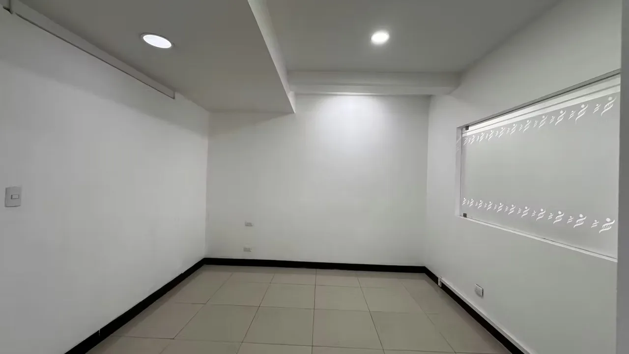 Commercial Space for Rent | La Sabana, facing main road with parking, photo 4