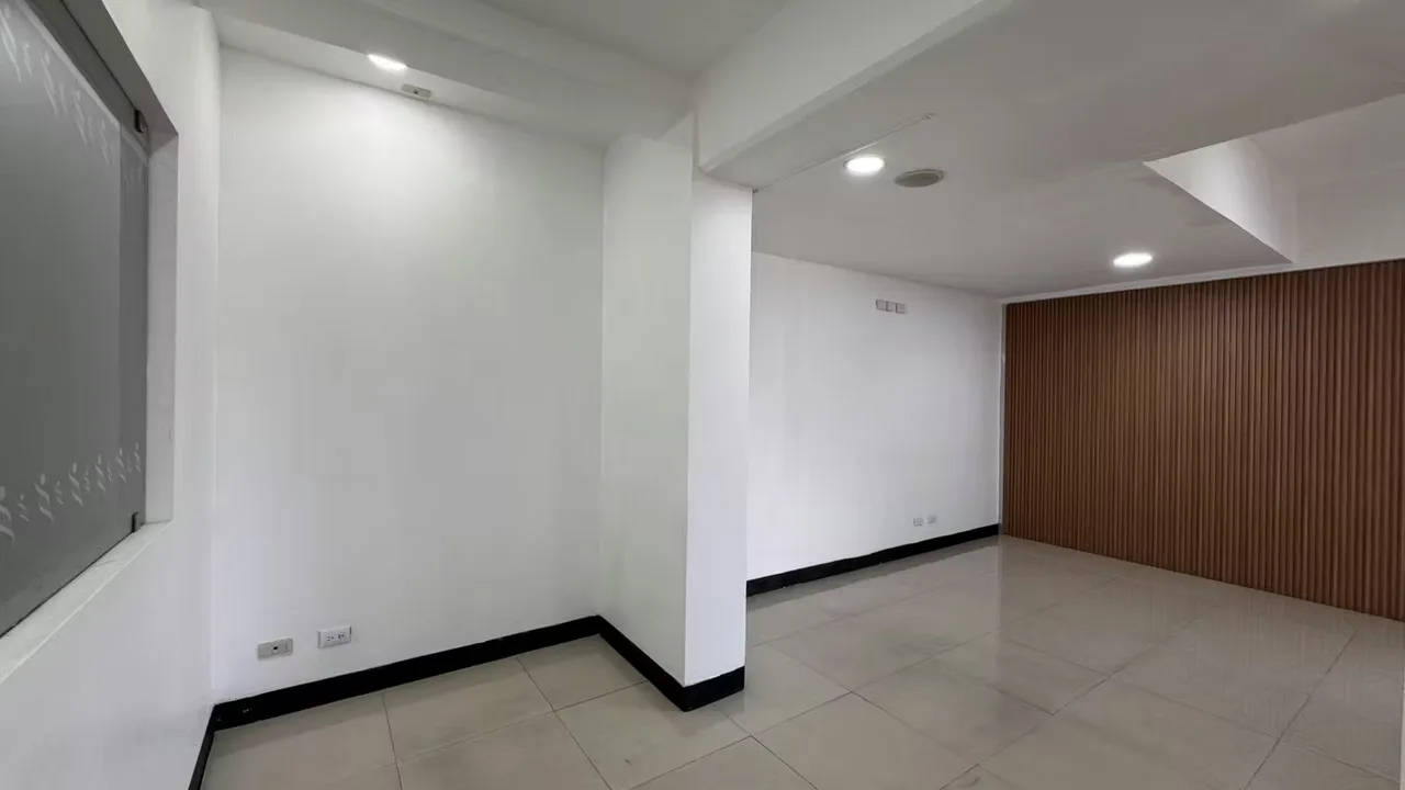 Commercial Space for Rent | La Sabana, facing main road with parking, photo 5