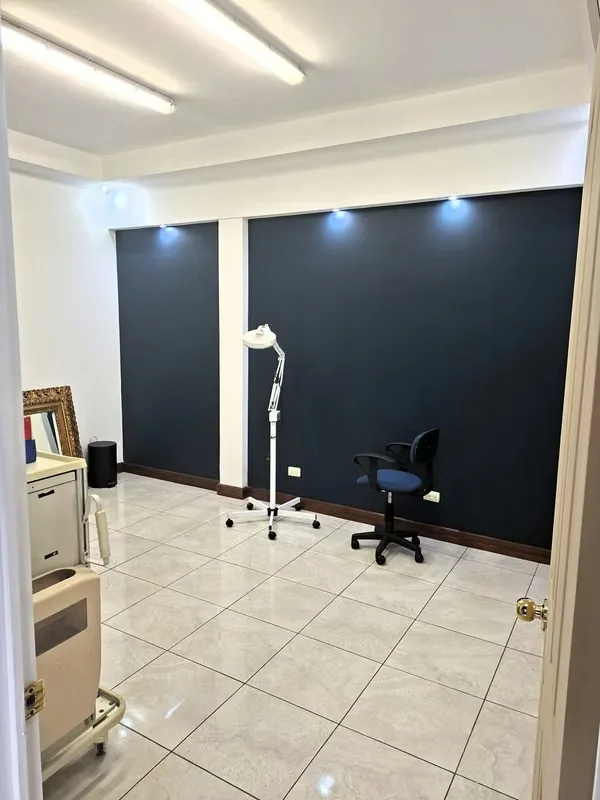 CONSULTORIO U OFICINA EN ROHRMOSER (POR FINAL DEL BOULEVARD).