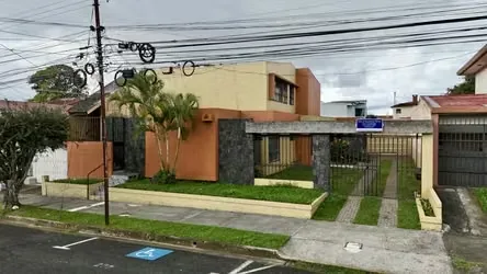 Excelente oportunidad de inversión en una de las zonas más cotizadas y estratégicas del Este de San José, ideal para clínicas, oficinas, consultorios, vivienda o renta, se puede ...