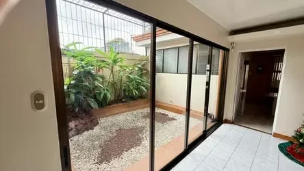 Excelente oportunidad de inversión en una de las zonas más cotizadas y estratégicas del Este de San José, ideal para clínicas, oficinas, consultorios, vivienda o renta, se puede ... — photo 3