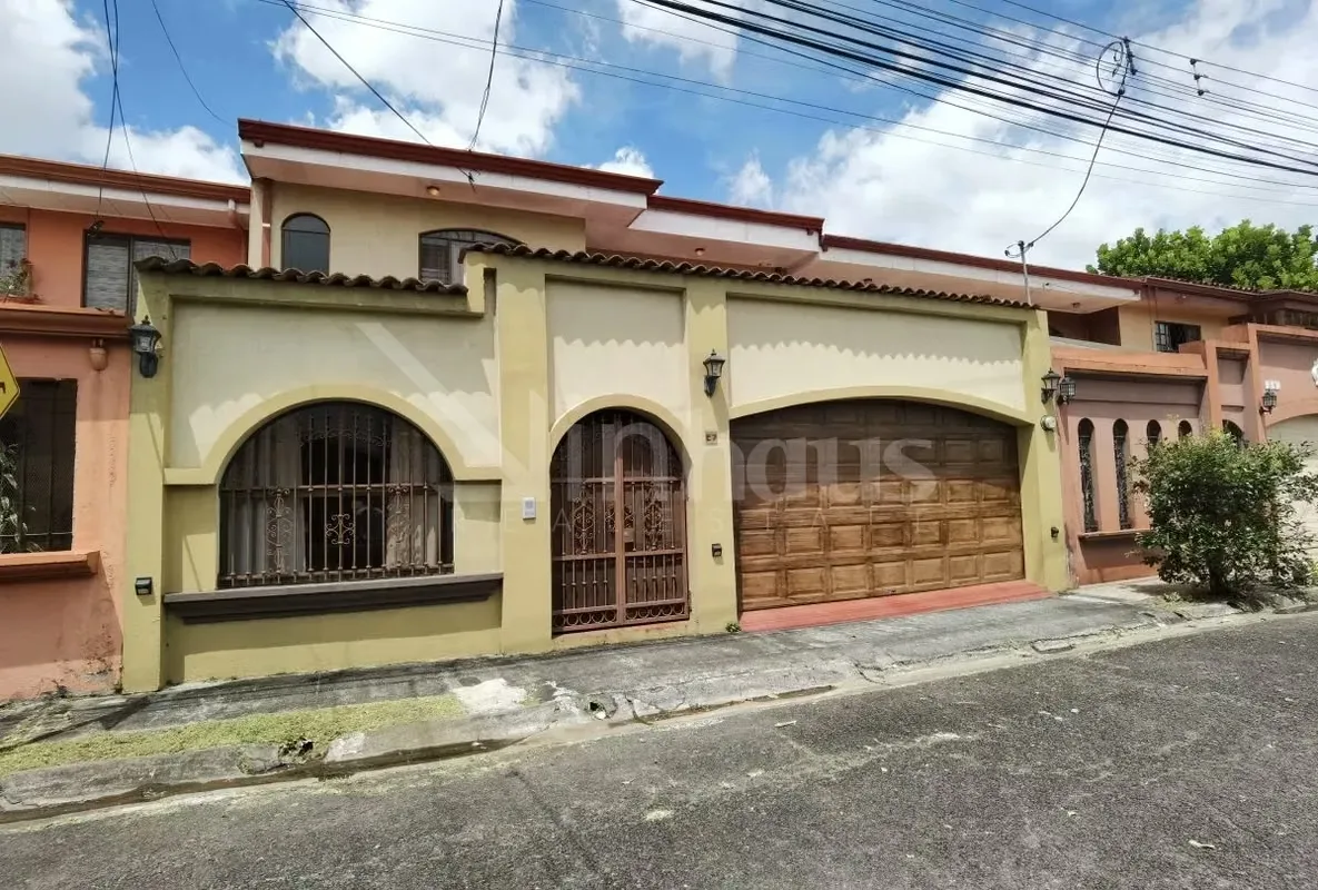 El acceso principal dispone de espacio para tres vehículos. La planta baja integra una sala amplia, comedor, baño de visitas y cocina equipada con muebles de madera. Este nivel se ...