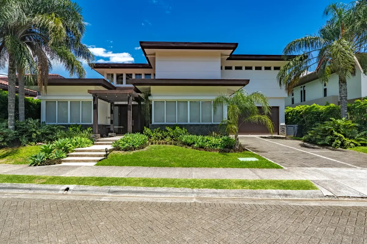 HOUSE FOR SALE IN HACIENDA DEL SOL